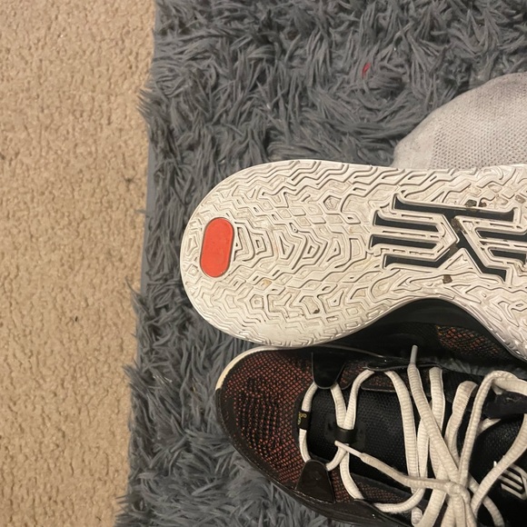 Kyries 7 size 9'5 - Picture 7 of 8